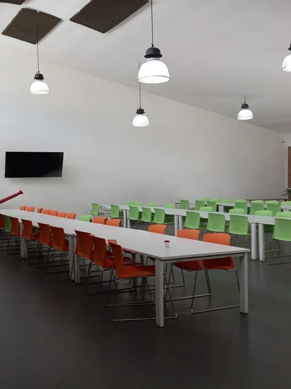Especialista realizando desinfección en área de comedor