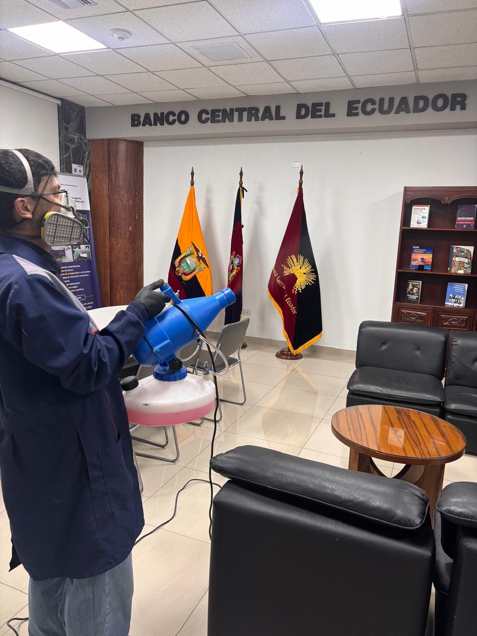 Técnico realizando fumigación en oficinas del Banco Central del Ecuador